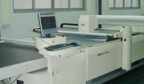 成都圣浪服飾有限公司,電腦自動(dòng)裁剪機(jī)